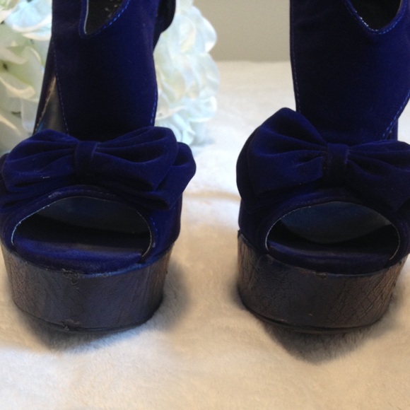 Qupid Dark Blue Velvet Bow Front Peep Toe Snake Skin Platform Heels - Picture 3 of 16